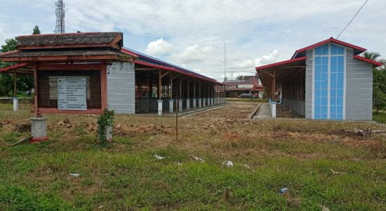 Pasar kuliner yang berlokasi di lahan eks Kantor Bupati Melawi ini disiapkan untuk para pedagang kuliner yang berjualan di eks lapangan Kantor Kecamatan Nanga Pinoh. (Foto: BS/KalbarOnline.com)