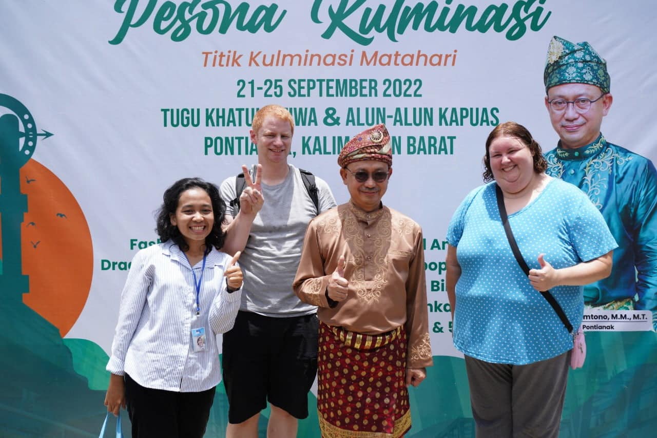 Wali Kota Pontianak, Edi Rusdi Kamtono berfoto bersama turis-turis asing yang hadir pada Pesona Kulminasi Matahari. (Foto: Prokopim/Kominfo for KalbarOnline.com)