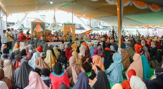 Masyarakat Ketapang menggelar acara Robo'-Robo' di Tepian Sungai Pawan dalam rangka melestarikan tradisi budaya Melayu. (Adi LC/KalbarOnline.com)