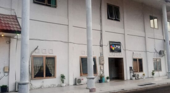 Suasana Gedung LPSE Ketapang yang terletak di komplek Kantor Bupati Ketapang, tampak sepi dari aktivitas sekitar pukul 17.17 Wib. (Foto: Adi LC/KalbarOnline.com)