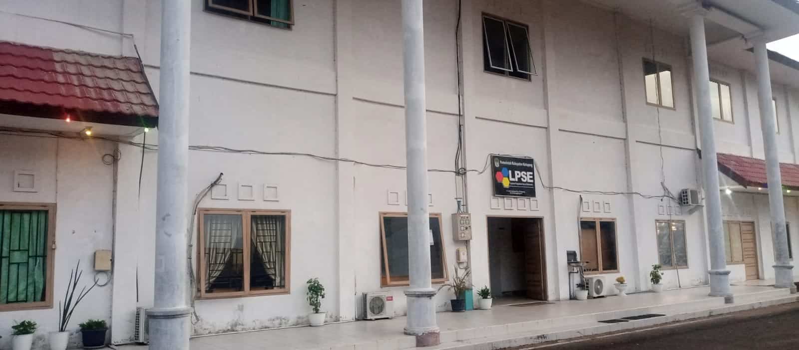 Suasana Gedung LPSE Ketapang yang terletak di komplek Kantor Bupati Ketapang, tampak sepi dari aktivitas sekitar pukul 17.17 Wib. (Foto: Adi LC/KalbarOnline.com)