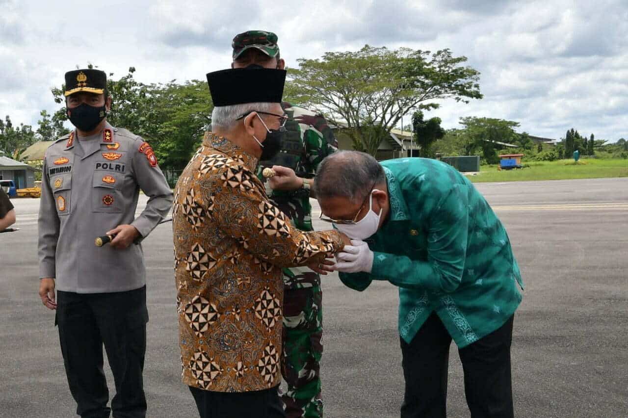 Gubernur Kalbar, Sutarmidji mencium tangan Wakil Presiden RI, Ma'ruf Amin saat menyambut kedatangannya di Pangkalan Udara (Lanud) TNI Angkatan Udara Supadio, Provinsi Kalbar, Rabu (21/09/2022). (Foto: Setwaspres for KalbarOnline.com)
