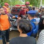 Proses evakuasi korban oleh petugas gabungan, Kamis (22/09/2022) pagi. (Foto: Adi LC/KalbarOnline.com)