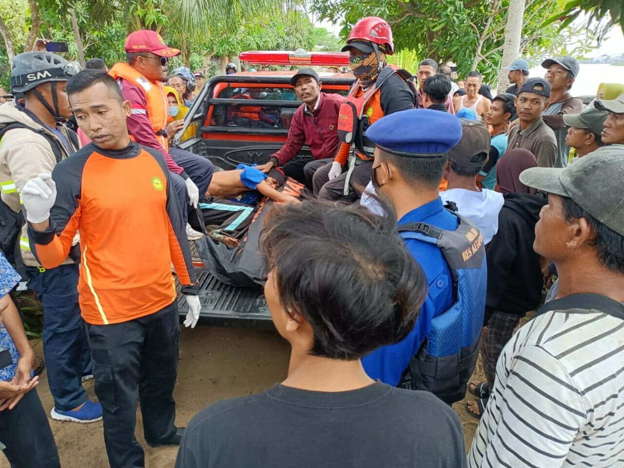 Proses evakuasi korban oleh petugas gabungan, Kamis (22/09/2022) pagi. (Foto: Adi LC/KalbarOnline.com)
