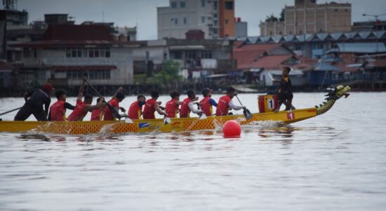 Para peserta lomba Dragon Boat memacu perahunya menuju garis finish. (Foto: Prokopim/Kominfo for KalbarOnline.com)