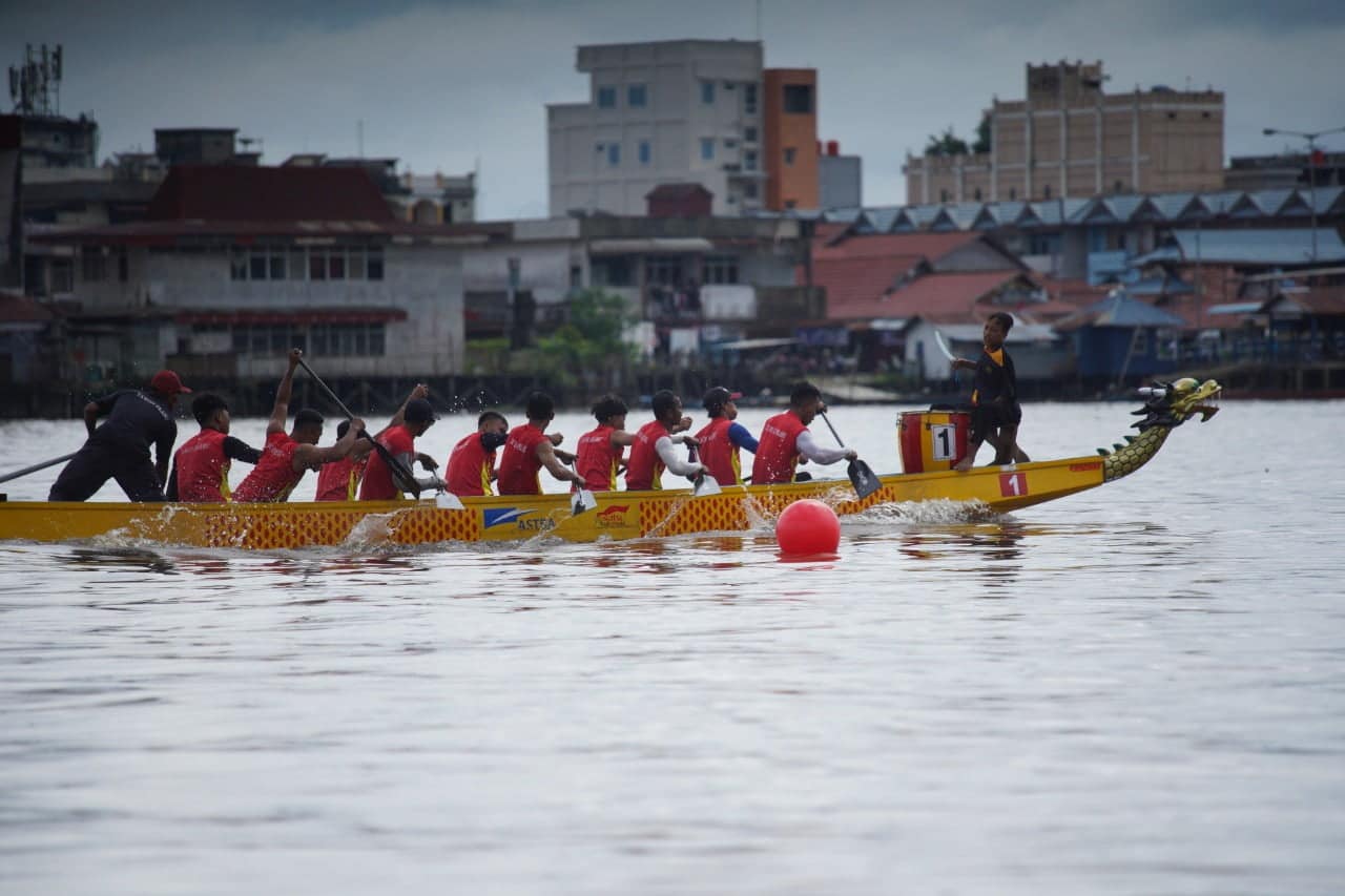 Para peserta lomba Dragon Boat memacu perahunya menuju garis finish. (Foto: Prokopim/Kominfo for KalbarOnline.com)