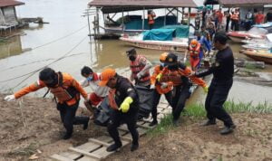 Proses evakuasi terhadap korban tenggelam, Nopensius (25 tahun), oleh tim SAR gabungan. (Foto: Ishaq)