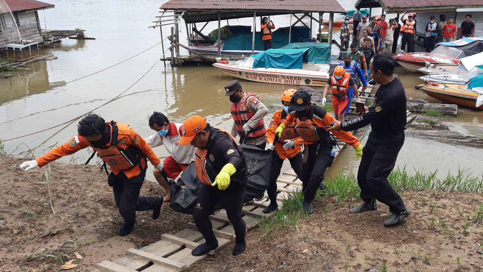 Proses evakuasi terhadap korban tenggelam, Nopensius (25 tahun), oleh tim SAR gabungan. (Foto: Ishaq)