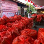 Penyerahan 2000 bantuan sosial paket bahan pangan gratis oleh Gubernur Kalbar kepada masyarakat Kabupaten Sambas. (Foto: Jauhari)