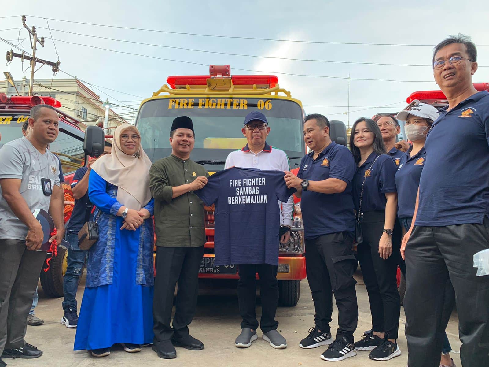 Gubernur Kalimantan Barat, Sutarmidji berfoto bersama saat berkunjung ke Yayasan Badan Pemadam Kebakaran (BPK) Sambas di Kecamatan Sambas, Kabupaten Sambas. (Foto: Jauhari)