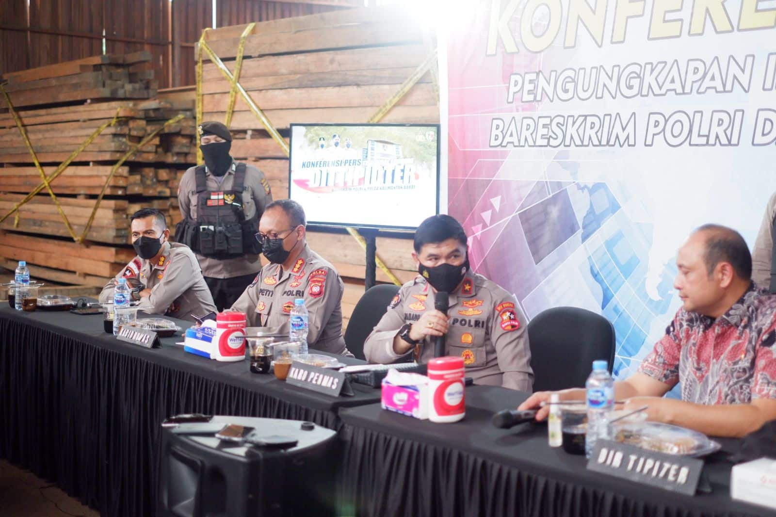 Konferensi pers yang berlangsung di gudang kayu milik CV SMA, Jalan Trans Kalimantan Km 46, Jumat (23/09/2022). (Foto: Jauhari)