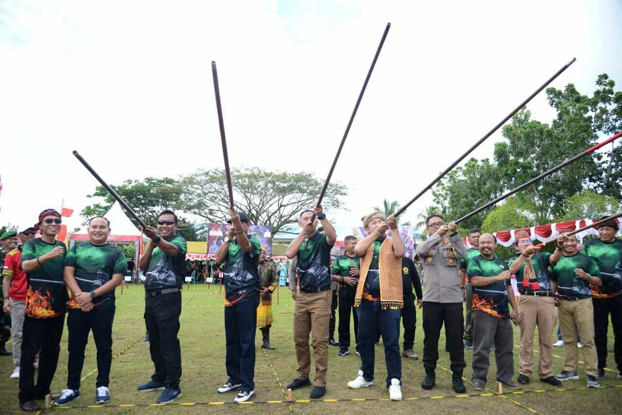 Kejuaraan Menyumpit Dandim Cup Tahun 2022 dibuka secara resmi oleh Wakil Bupati Ketapang, Farhan, di halaman Makodim 1203 Ketapang, Sabtu (24/09/2022). (Foto: Adi LC)