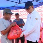 Gubernur Kalbar, Sutarmidji menyerahkan paket sembako kepada warga Desa Temajuk, Kecamatan Paloh, Kabupaten Sambas, Sabtu (24/09/2022). (Foto: Biro Adpim for KalbarOnline.com)