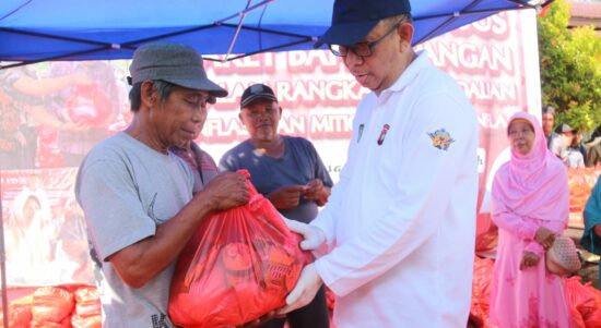 Gubernur Kalbar, Sutarmidji menyerahkan paket sembako kepada warga Desa Temajuk, Kecamatan Paloh, Kabupaten Sambas, Sabtu (24/09/2022). (Foto: Biro Adpim for KalbarOnline.com)