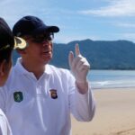 Gubernur Kalbar, Sutarmidji saat mengunjungi objek wisata Pantai Temajuk di Kabupaten Sambas. (Foto: Jauhari)