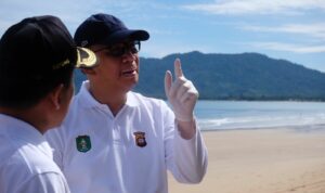 Gubernur Kalbar, Sutarmidji saat mengunjungi objek wisata Pantai Temajuk di Kabupaten Sambas. (Foto: Jauhari)