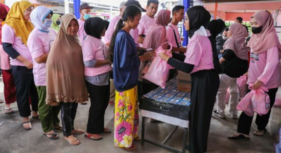 Terinsiparasi Inisiatif Ganjar Pranowo, Srikandi di Kalbar Berbagi Sembako ke Ribuan Warga 1