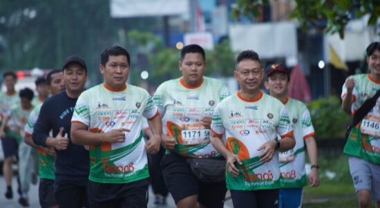 Wali Kota Pontianak, Edi Rusdi Kamtono bersama Dandim 1207/Pontianak Kolonel Arh Hendra Roza ikut lari bersama peserta Kulminasi Run 2022. (Foto: Prokopim For Kalbar Online)