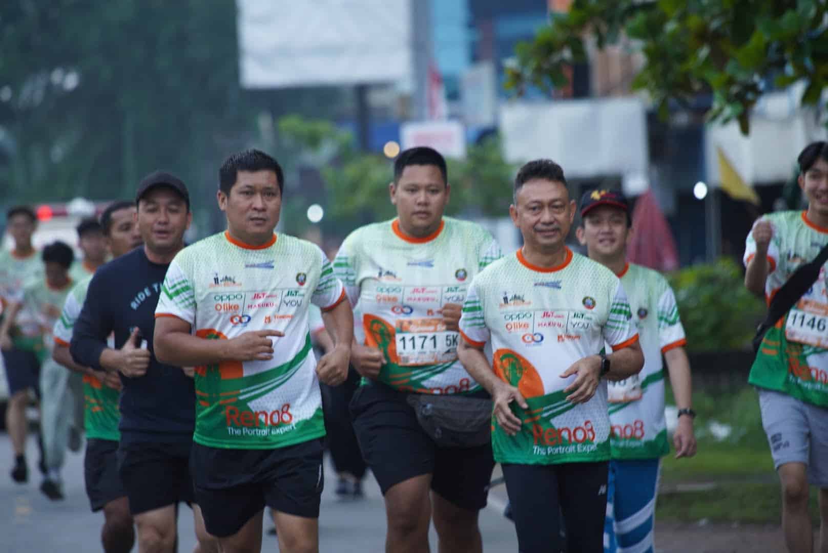 Wali Kota Pontianak, Edi Rusdi Kamtono bersama Dandim 1207/Pontianak Kolonel Arh Hendra Roza ikut lari bersama peserta Kulminasi Run 2022. (Foto: Prokopim For Kalbar Online)