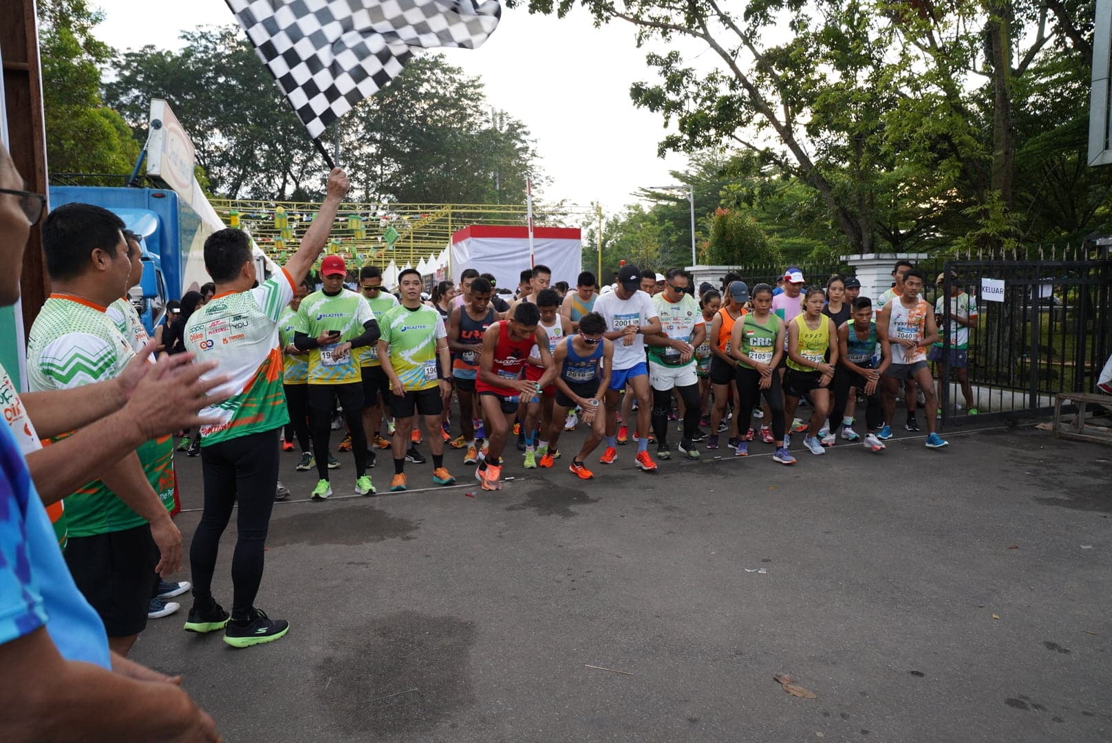 Wali Kota Pontianak, Edi Rusdi Kamtono mengibaskan bendera start saat melepas peserta Kulminasi Run 2022 di depan Taman Alun Kapuas. (Foto: Prokopim For Kalbar Online)