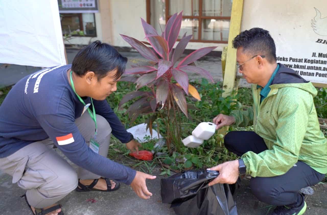 Wali Kota Pontianak, Edi Rusdi Kamtono bersama mahasiswa ikut melakukan aksi bersih-bersih sampah dalam rangka memperingati World Cleanup Day di Taman Untan. (Foto: Prokopim For Kalbar Online) 