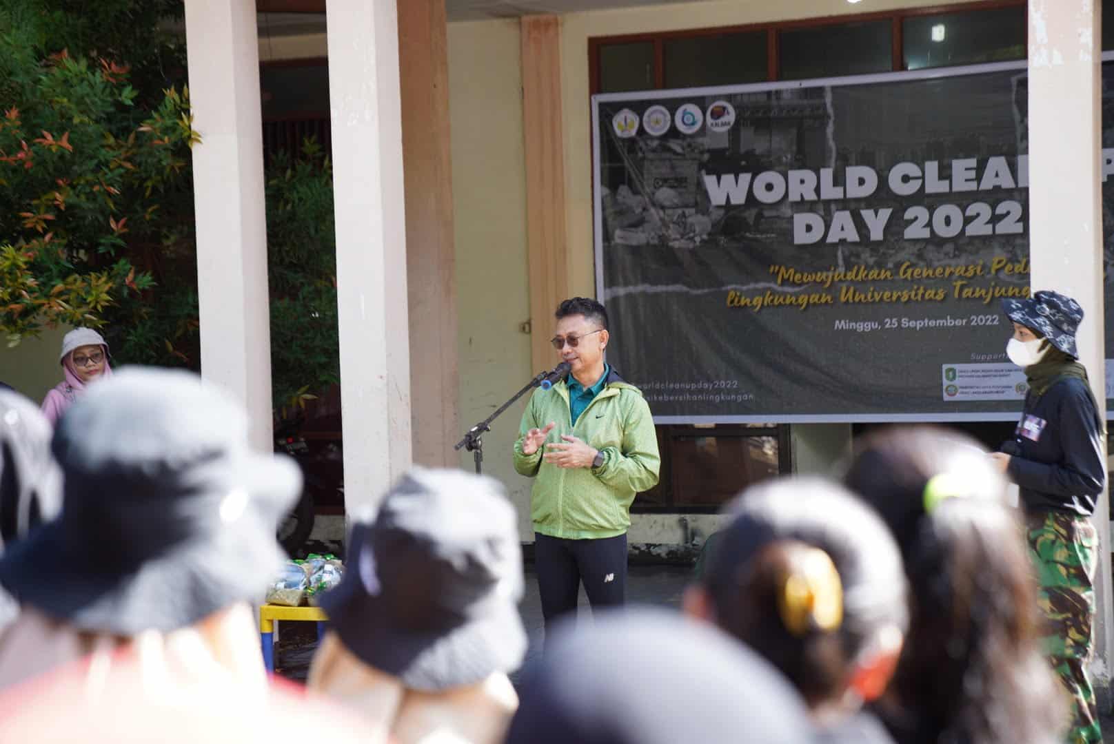 Wali Kota, Pontianak Edi Rusdi Kamtono memberikan sambutan di hadapan mahasiswa sebelum memulai aksi bersih-bersih dalam rangka memperingati World Cleanup Day 2022 di Taman Untan. (Foto: Prokopim For Kalbar Online) 