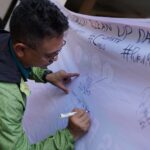 Wali Kota Pontianak, Edi Rusdi Kamtono membubuhkan tanda tangannya sebagai bentuk dukungan World Cleanup Day 2022. (Foto: Prokopim For Kalbar Online) 