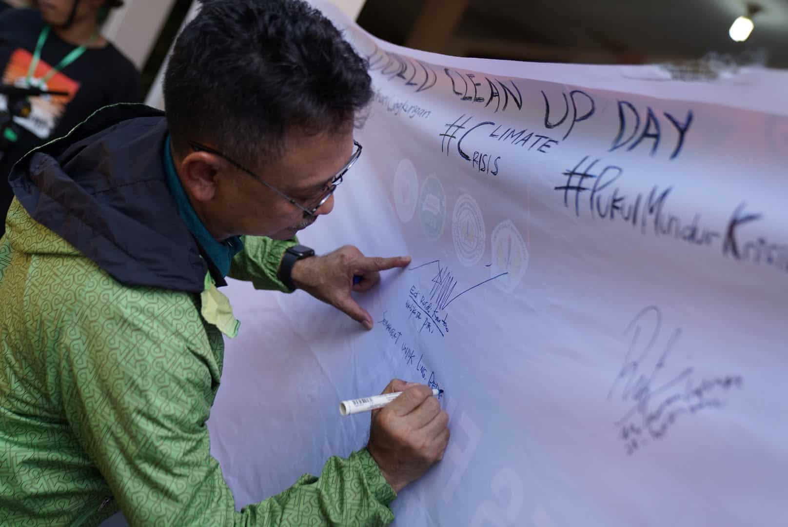 Wali Kota Pontianak, Edi Rusdi Kamtono membubuhkan tanda tangannya sebagai bentuk dukungan World Cleanup Day 2022. (Foto: Prokopim For Kalbar Online) 