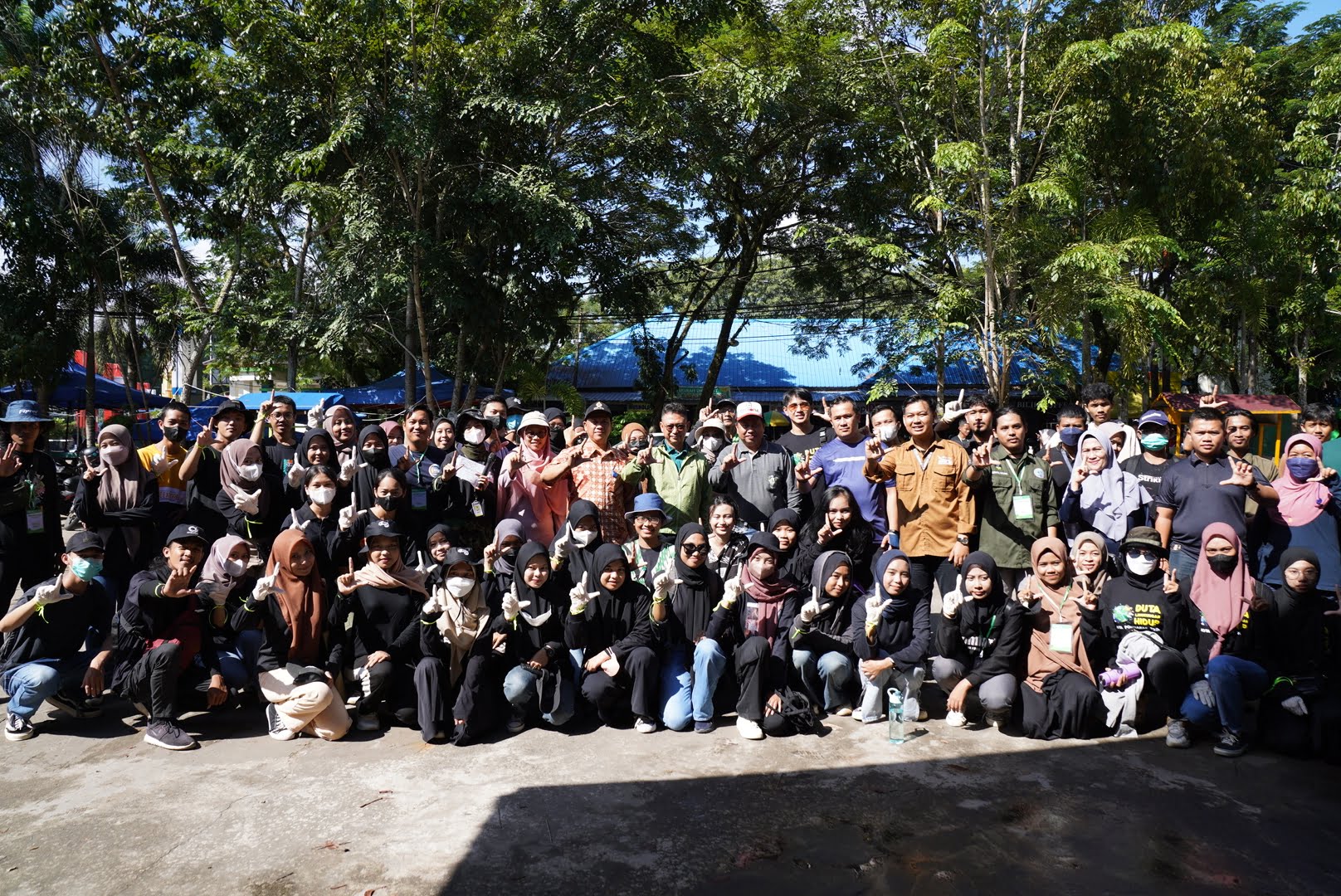 Wali Kota Pontianak, Edi Rusdi Kamtono berfoto bersama seluruh mahasiswa Untan yang terlibat dalam aksi bersih-bersih dalam rangka memperingati World Cleanup Day 2022. (Foto: Prokopim For Kalbar Online) 