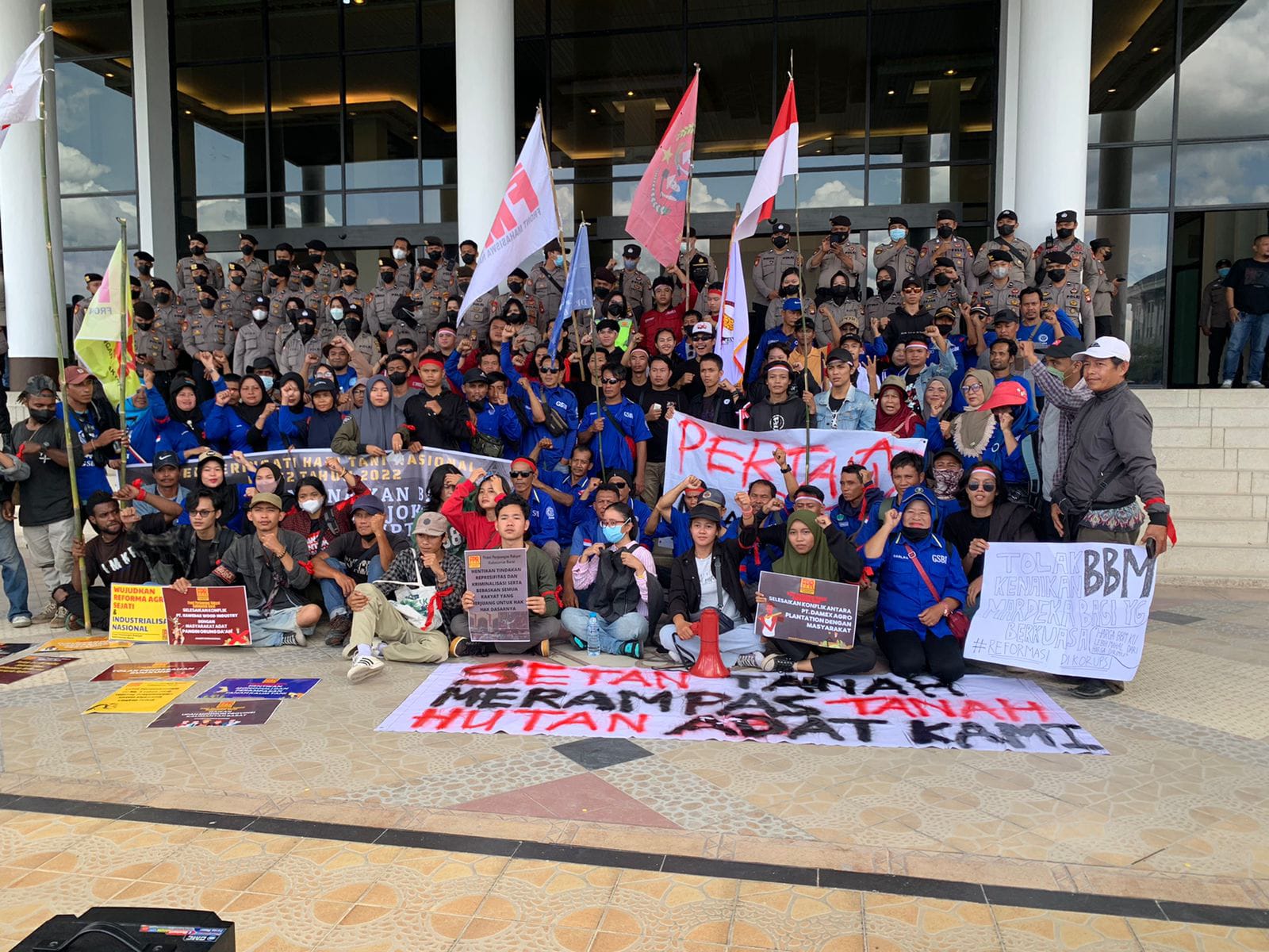 Ratusan massa yang tergabung dalam Aliansi Front Perjuangan Rakyat Kalimantan Barat menggelar aksi demonstrasi di Kantor Gunernur, Sabtu 24 September 2022. (Adi LC)