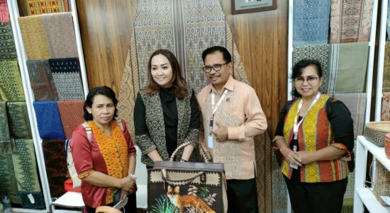 Dekranasda Provinsi Kalbar bersama Dekranasda Kabupaten Kapuas Hulu menghadiri Pameran Kriya Nusa Tahun 2022. (Foto: Ishaq)
