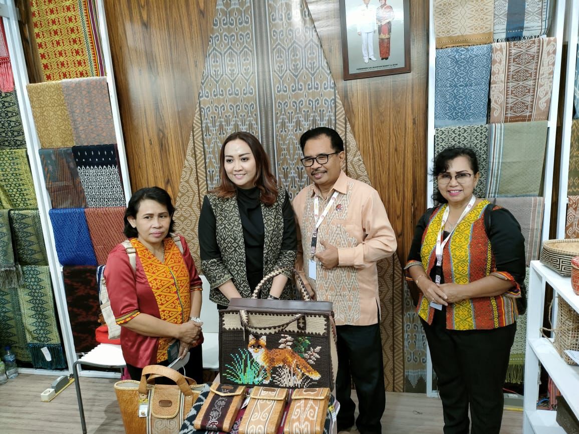 Dekranasda Provinsi Kalbar bersama Dekranasda Kabupaten Kapuas Hulu menghadiri Pameran Kriya Nusa Tahun 2022. (Foto: Ishaq)