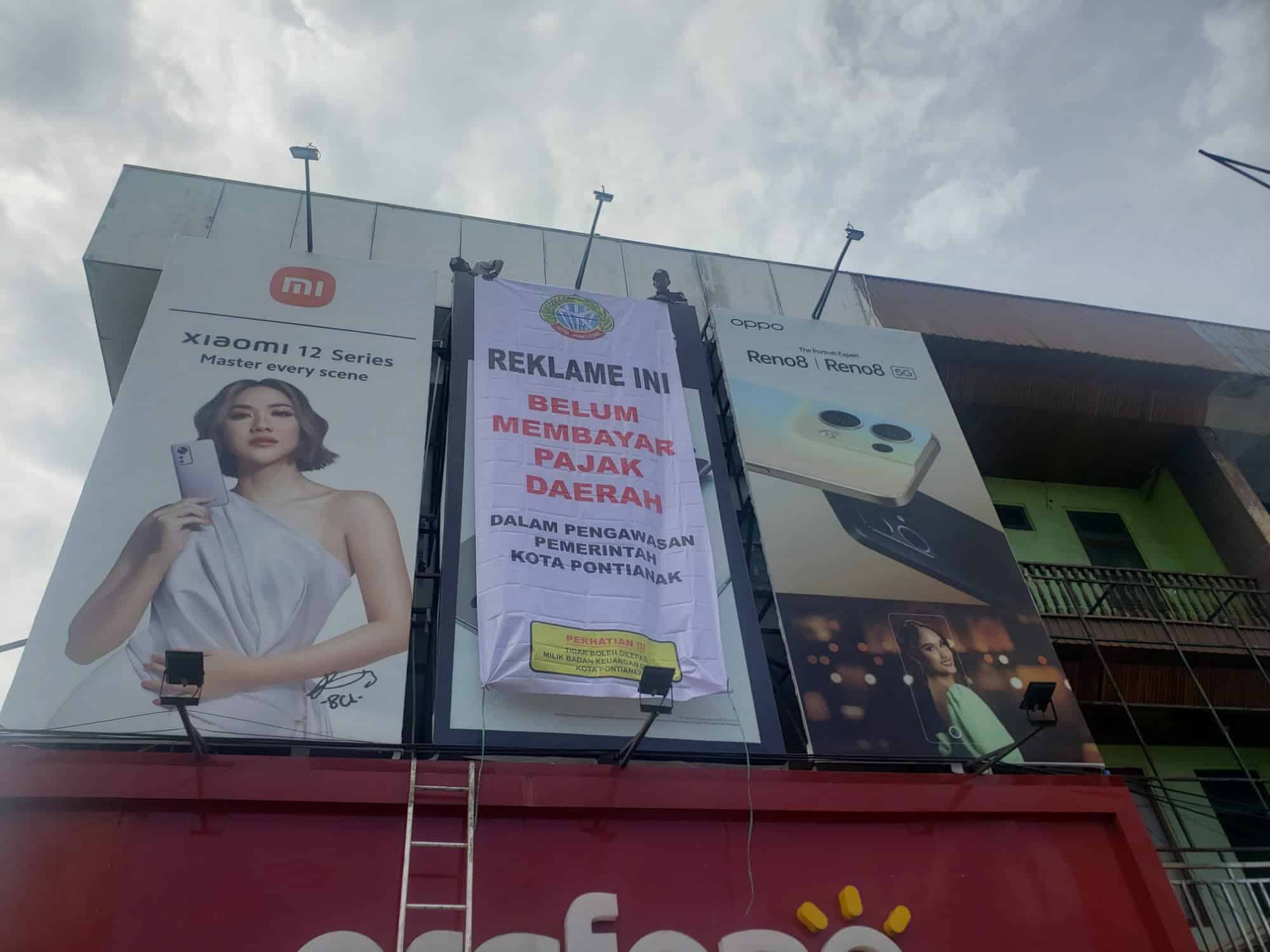 Reklame jenis billboard yang disegel oleh Tim Penertiban Pajak Daerah Kota Pontianak lantaran menunggak pajak reklame. (Foto: Prokopim for KalbarOnline.com)