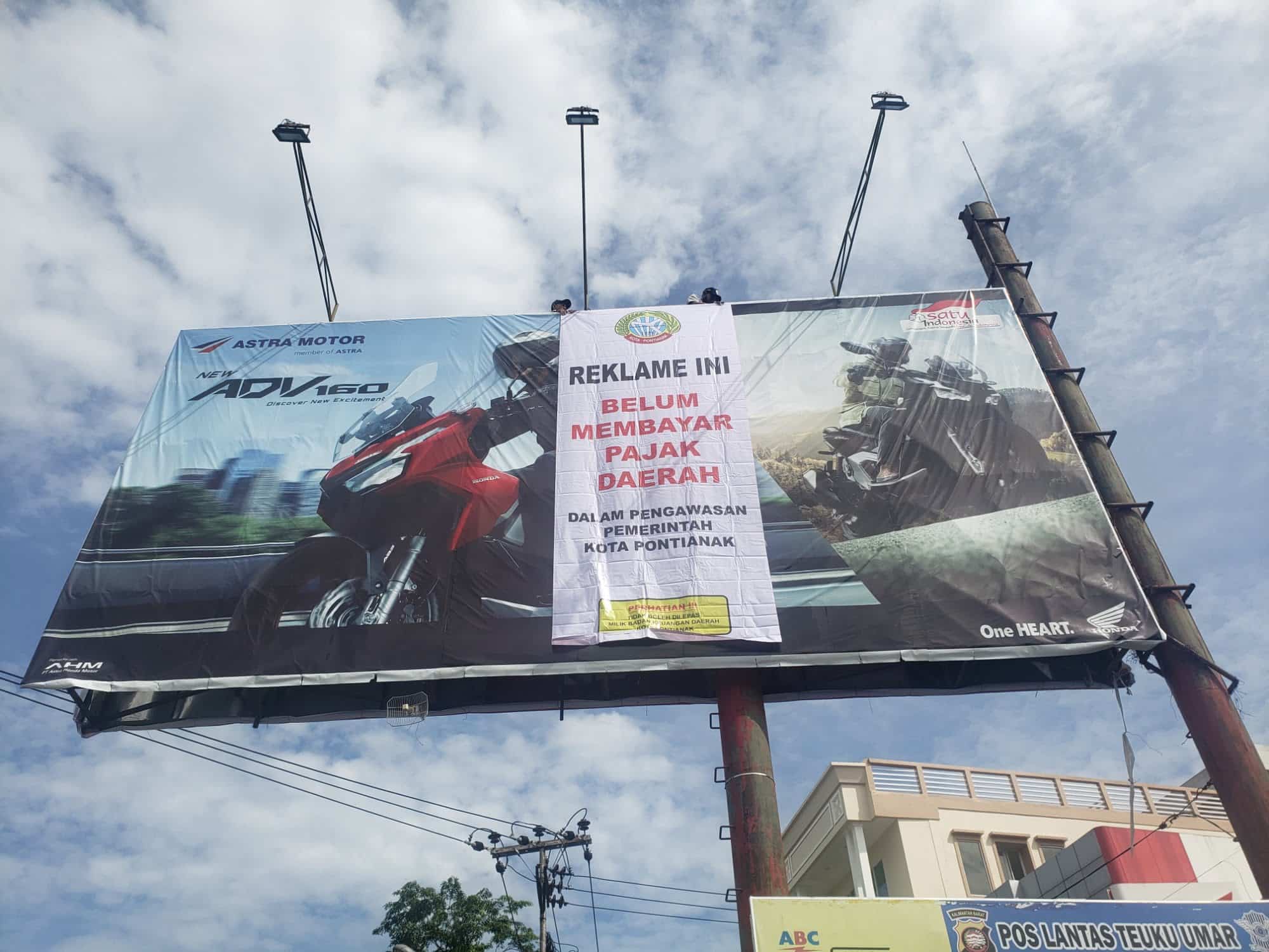 Sejumlah reklame jenis billboard disegel oleh Tim Penertiban Pajak Daerah Kota Pontianak lantaran menunggak pajak reklame. (Foto: Prokopim for KalbarOnline.com)