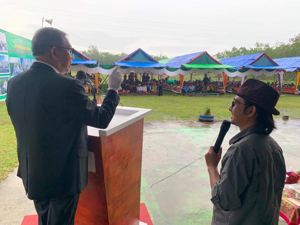 Gubernur Kalbar, Sutarmidji memberikan kata sambutan pada acara peletakan batu pertama pembangunan Masjid Besar Nurrahman, Kecamatan Sebawi, Kabupaten Sambas. (Foto: Jau/KalbarOnline.com)