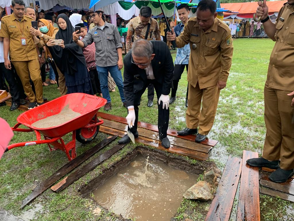 Gubernur Kalbar, Sutarmidji melakukan peletakan batu pertama pembangunan Masjid Besar Nurrahman, Kecamatan Sebawi, Kabupaten Sambas. (Foto: Jau/KalbarOnline.com)