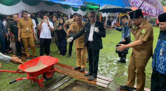 Gubernur Kalbar, Sutarmidji menghadiri peletakan batu pertama pembangunan Masjid Besar Nurrahman, Kecamatan Sebawi, Kabupaten Sambas. (Foto: Jau/KalbarOnline.com)