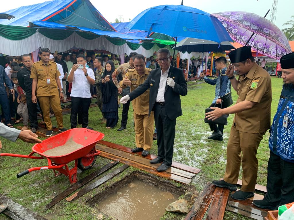 Gubernur Kalbar, Sutarmidji menghadiri peletakan batu pertama pembangunan Masjid Besar Nurrahman, Kecamatan Sebawi, Kabupaten Sambas. (Foto: Jau/KalbarOnline.com)
