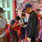 Gubernur Kalbar, Sutarmidji menyerahkan bantuan sosial (bansos) paket bahan pangan kepada masyarakat di Kantor Kecamatan Singkawang Barat, Kota Singkawang, Selasa (27/09/2022). (Foto: Jau/KalbarOnline.com)
