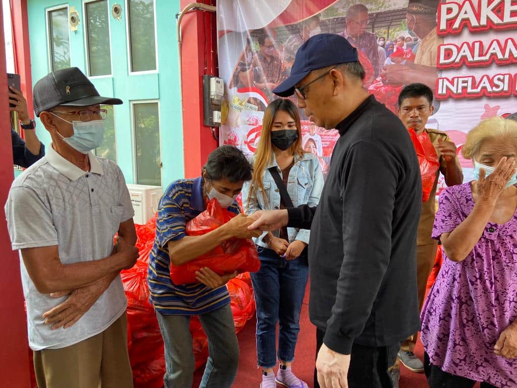 Gubernur Kalbar, Sutarmidji menyerahkan bantuan sosial (bansos) paket bahan pangan kepada masyarakat di Kantor Kecamatan Singkawang Barat, Kota Singkawang, Selasa (27/09/2022). (Foto: Jau/KalbarOnline.com)