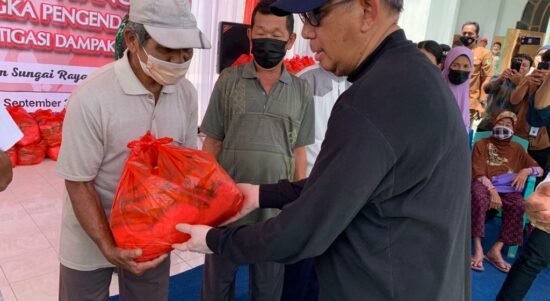 Gubernur Kalbar, Sutarmidji secara simbolis menyerahkan 2000 paket bahan pangan gratis kepada masyarakat yang membutuhkan di Kabupaten Bengkayang. (Foto: Jau/KalbarOnline.com)