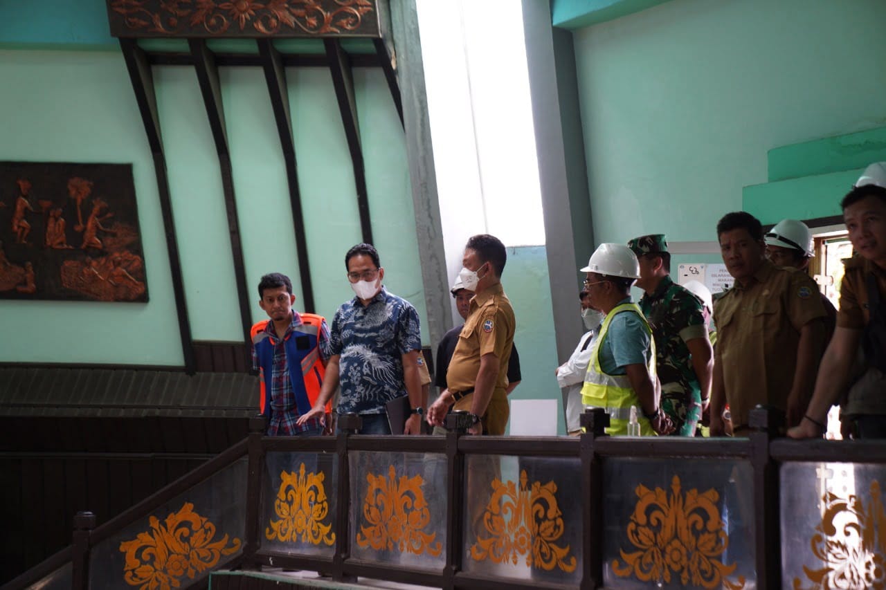 Wali Kota Pontianak, Edi Rusdi Kamtono meninjau ruang museum Tugu Khatulistiwa yang tengah direnovasi. (Foto: Prokopim For KalbarOnline.com)