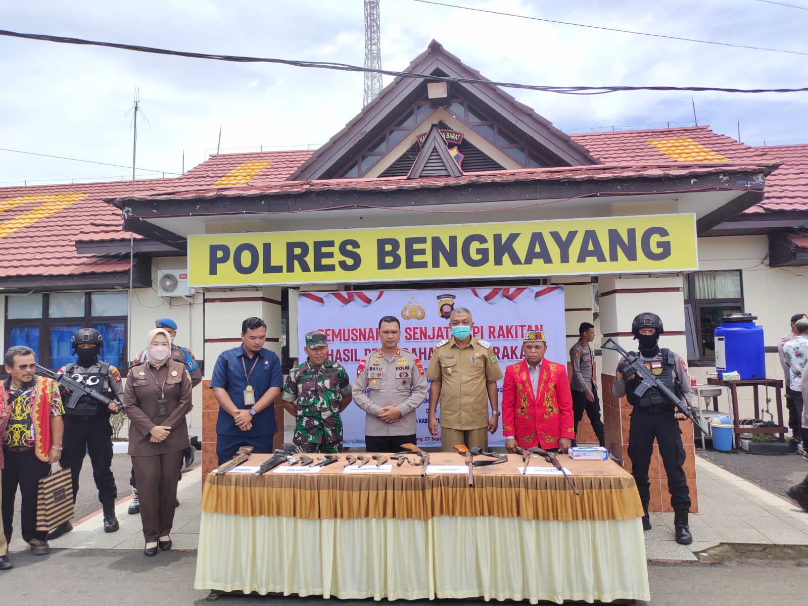 Pihak DAD turut menghadiri pers rilis pemusnahan 98 senpi rakitan di halaman Mapolres Bengkayang, Selasa (27/09/2022). (Foto: Jau/KalbarOnline.com)