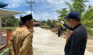 Gubernur Kalbar, Sutarmidji meninjau jalan rabat beton di Dusun Sungai Baung, Desa Sungai Raya, Selasa (27/09/2022) siang. (Foto: Jau/KalbarOnline.com)