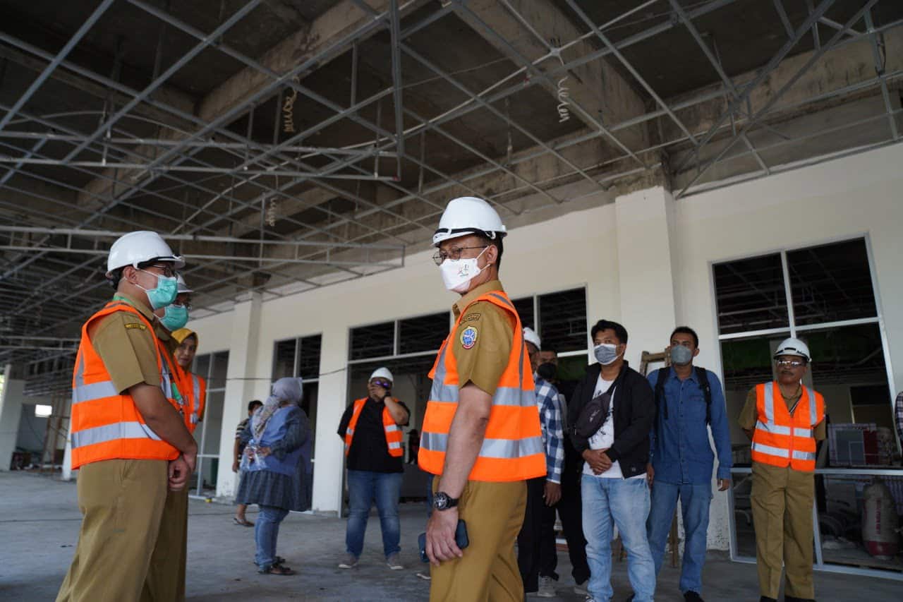 Wali Kota Pontianak Edi Rusdi Kamtono meninjau pengerjaan pembangunan Gedung Rumah Sakit Tipe D di Pontianak Utara. (Foto: Prokopim For KalbarOnline.com)