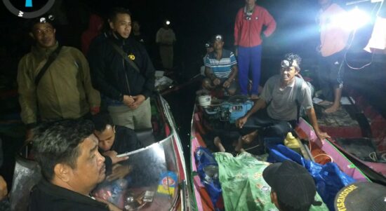 Evakuasi kedua jenazah korban oleh tim gabungan bersama warga setempat. (Foto: Adi LC)