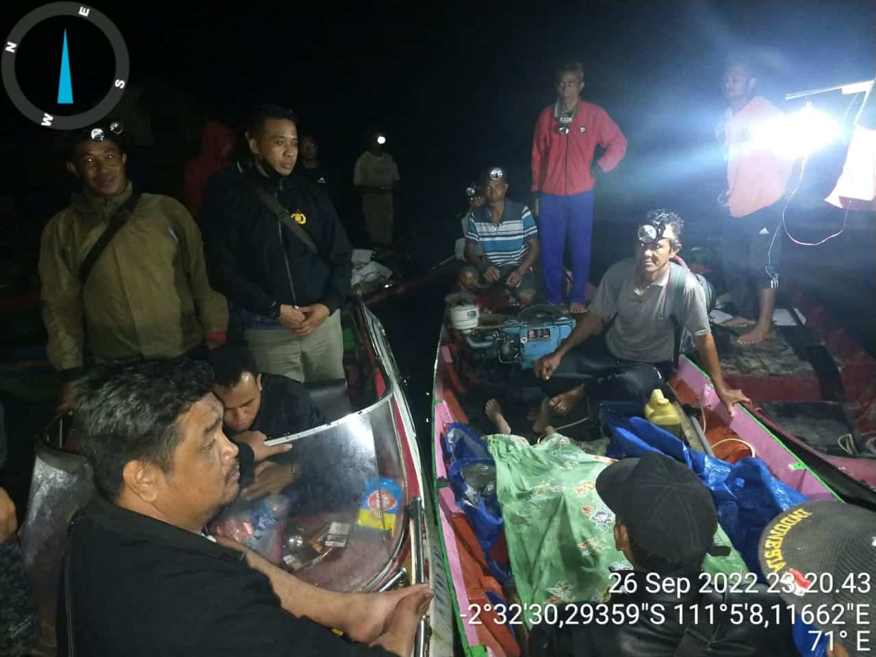 Evakuasi kedua jenazah korban oleh tim gabungan bersama warga setempat. (Foto: Adi LC)