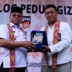 Pemimpin Wilayah Bulog Kalbar, Bambang Prihatomoko berfoto bersama Wakil Bupati Mempawah, Muhammad Pagi. (Foto: Jau/KalbarOnline.com)