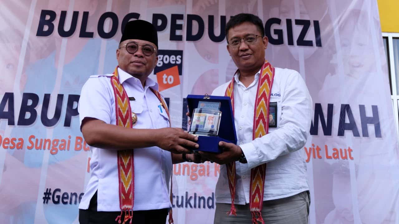 Pemimpin Wilayah Bulog Kalbar, Bambang Prihatomoko berfoto bersama Wakil Bupati Mempawah, Muhammad Pagi. (Foto: Jau/KalbarOnline.com)