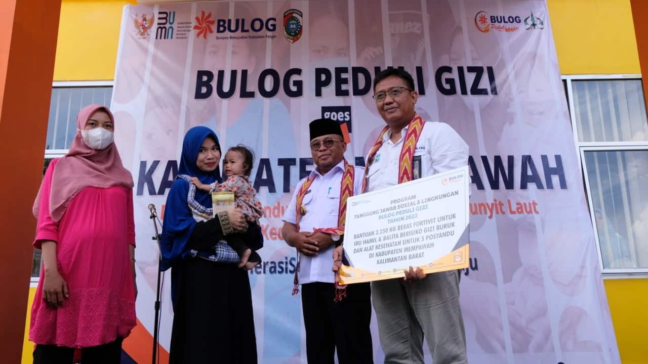 Pemimpin Wilayah Bulog Kalbar, Bambang Prihatomoko bersama Wakil Bupati Mempawah, Muhammad Pagi meyerahkan bantuan kepada warga. (Foto: Jau/KalbarOnline.com)